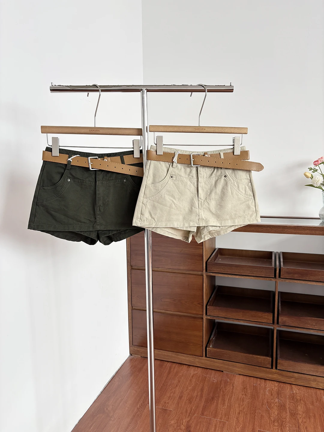Summer 2026 High Waist Casual Shorts Women's Fashionable Slimming Hot Pants Commute Style Polyester Fiber Pure Color Ladies
Summer 2026 High Waist Casual Shorts Women's Fashionable Slimming Hot Pants Commute Style Polyester Fiber Pure Color Ladies