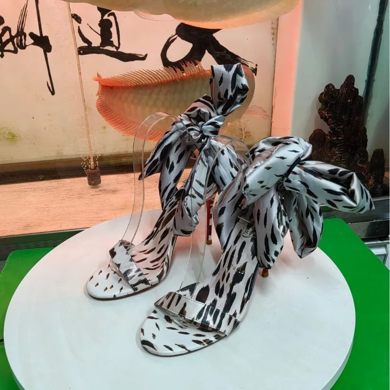 2025 New European and American Fashion High Heels Strapped Women's Sandals with Bow Flowers Fashion Style Women's Shoes
2025 New European and American Fashion High Heels Strapped Women's Sandals with Bow Flowers Fashion Style Women's Shoes