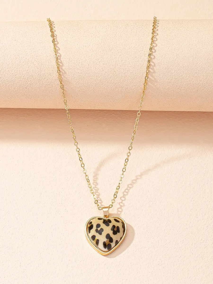 Leopard Heart Pendant Necklace with Delicate Chain
Leopard Heart Pendant Necklace with Delicate Chain
