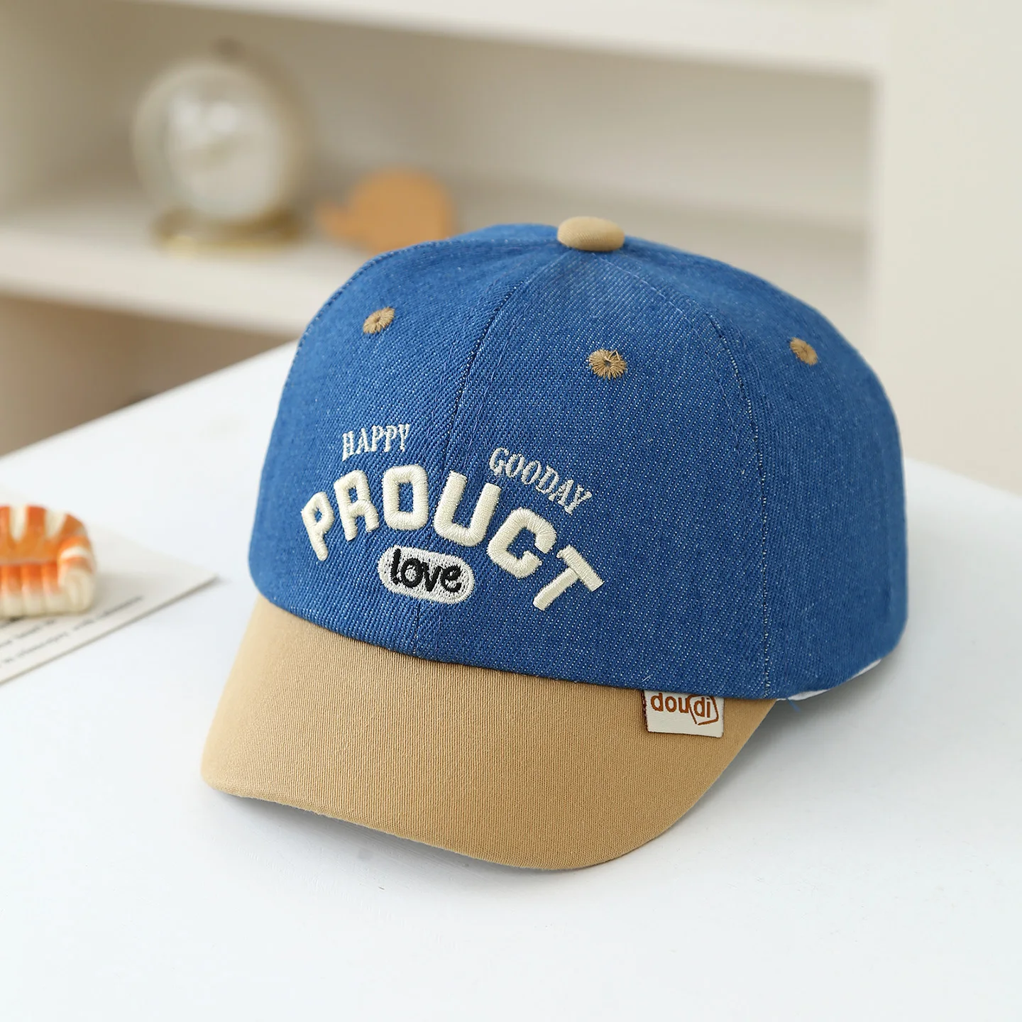 Baby-sized denim baseball cap with "Good Morning Stuff" embroidery, adjustable, suitable for baby sun hats
Baby-sized denim baseball cap with "Good Morning Stuff" embroidery, adjustable, suitable for baby sun hats