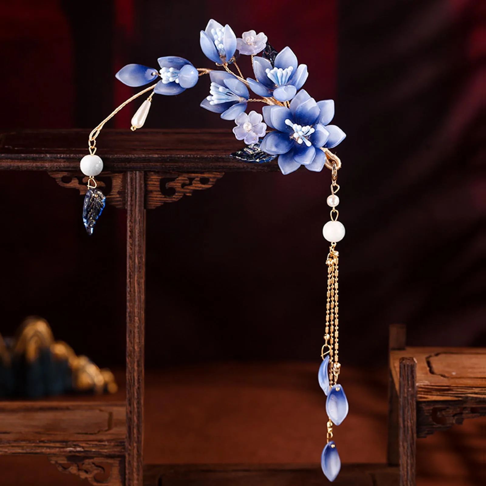 Gradient Blue Flower Hairpins Side Clips Long Chain Tassel Pearls Headpieces Retro Chinese Style Hair Jewelry for Women and Girl
Gradient Blue Flower Hairpins Side Clips Long Chain Tassel Pearls Headpieces Retro Chinese Style Hair Jewelry for Women and Girl