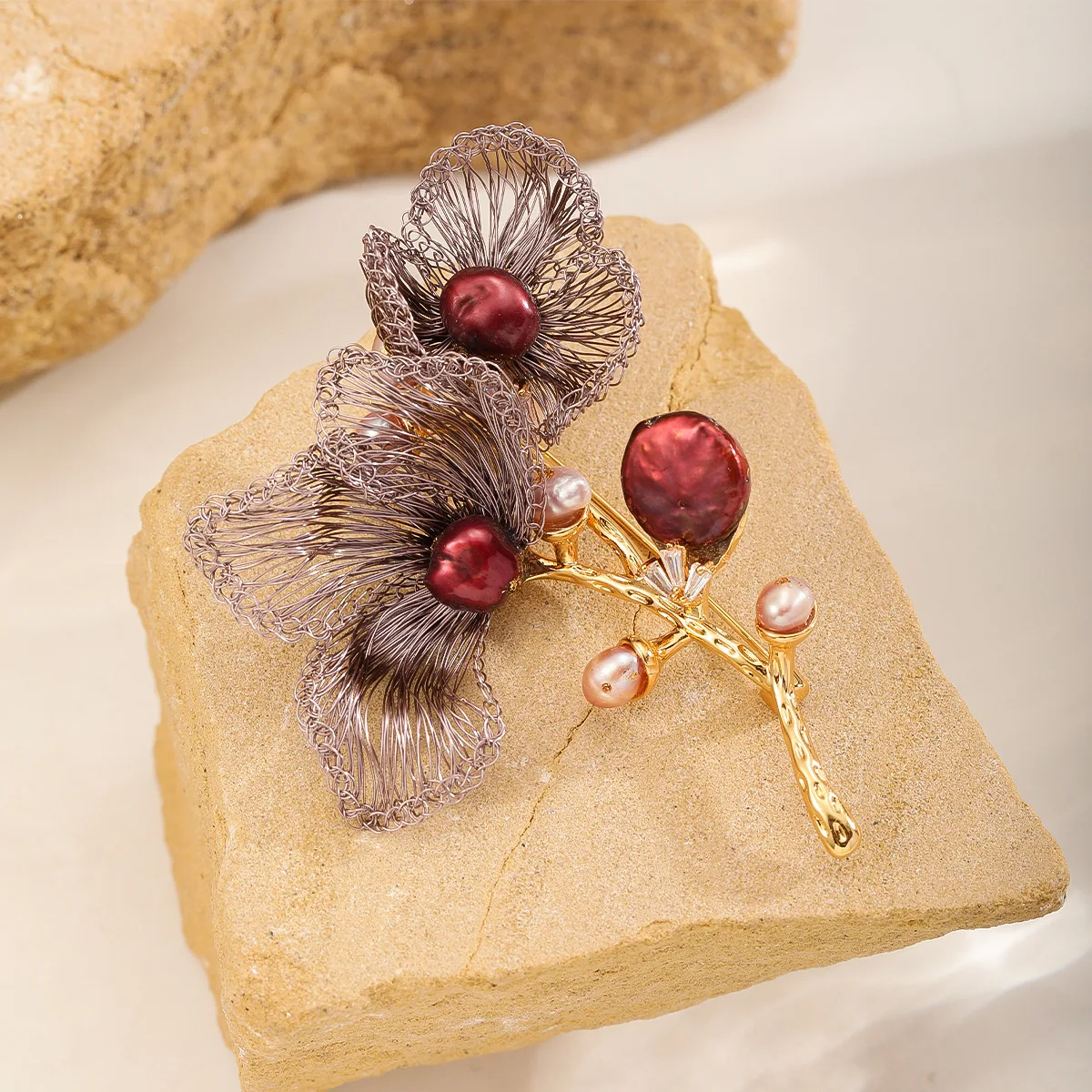 Handmade Copper Wire Camellia Brooch Freshwater Pearl Light Luxury Flower Clothing Pin
Handmade Copper Wire Camellia Brooch Freshwater Pearl Light Luxury Flower Clothing Pin