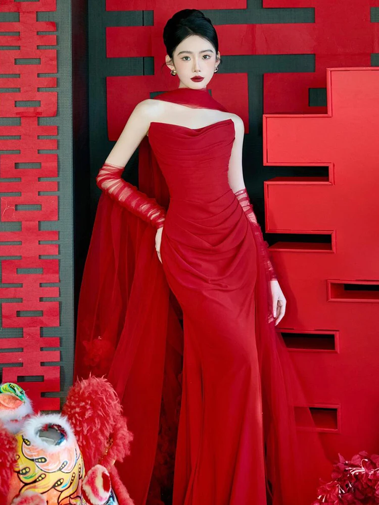 Красное винное вечернее платье для невесты: роскошное, элегантное, приталенное, в стиле ретро, с длинной юбкой
Красное винное вечернее платье для невесты: роскошное, элегантное, приталенное, в стиле ретро, с длинной юбкой