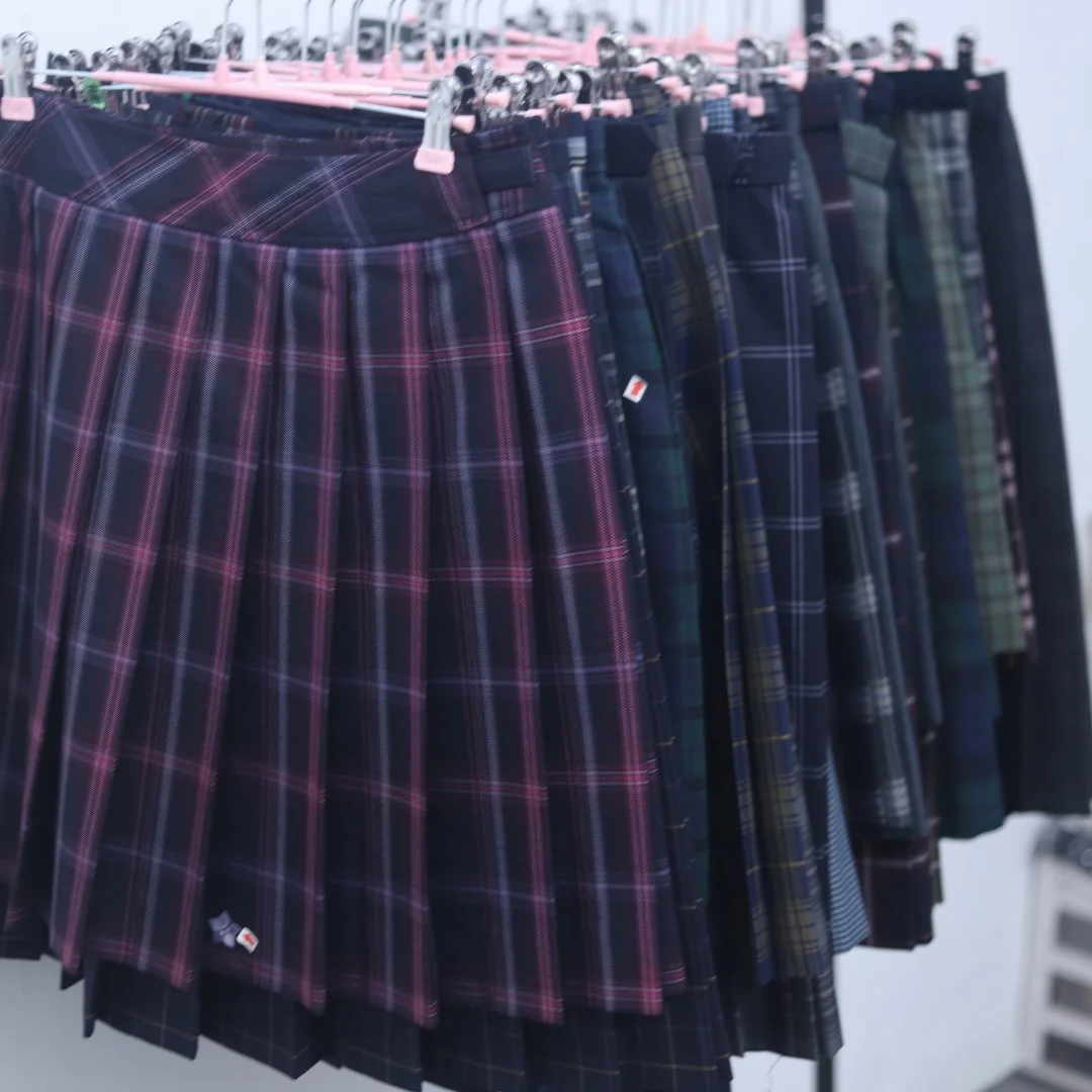 Japanese Style Plaid Skirt School Uniform Skirt Box Pleat Design Versatile for Students Spring Autumn Winter Seasonal Wear
Japanese Style Plaid Skirt School Uniform Skirt Box Pleat Design Versatile for Students Spring Autumn Winter Seasonal Wear