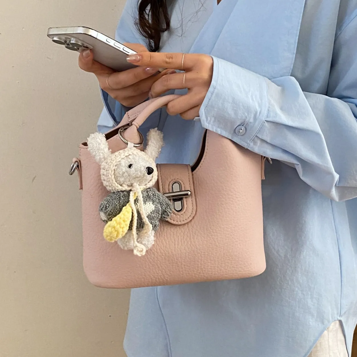 Summer Large Capacity Ladies Pink Bucket Handbag Commuter Bag Simple Crossbody Bag Black Classic Shoulder Bag for Teen Girls
Summer Large Capacity Ladies Pink Bucket Handbag Commuter Bag Simple Crossbody Bag Black Classic Shoulder Bag for Teen Girls