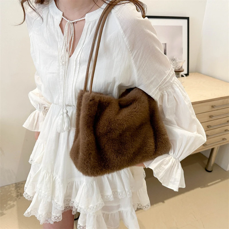 Women Fluffy Shoulder Bag Top-handle Bag 2024 New Fashion Female Autumn Winter Handbag Soft Plush Tote Versatile Shopping Bags
Women Fluffy Shoulder Bag Top-handle Bag 2024 New Fashion Female Autumn Winter Handbag Soft Plush Tote Versatile Shopping Bags