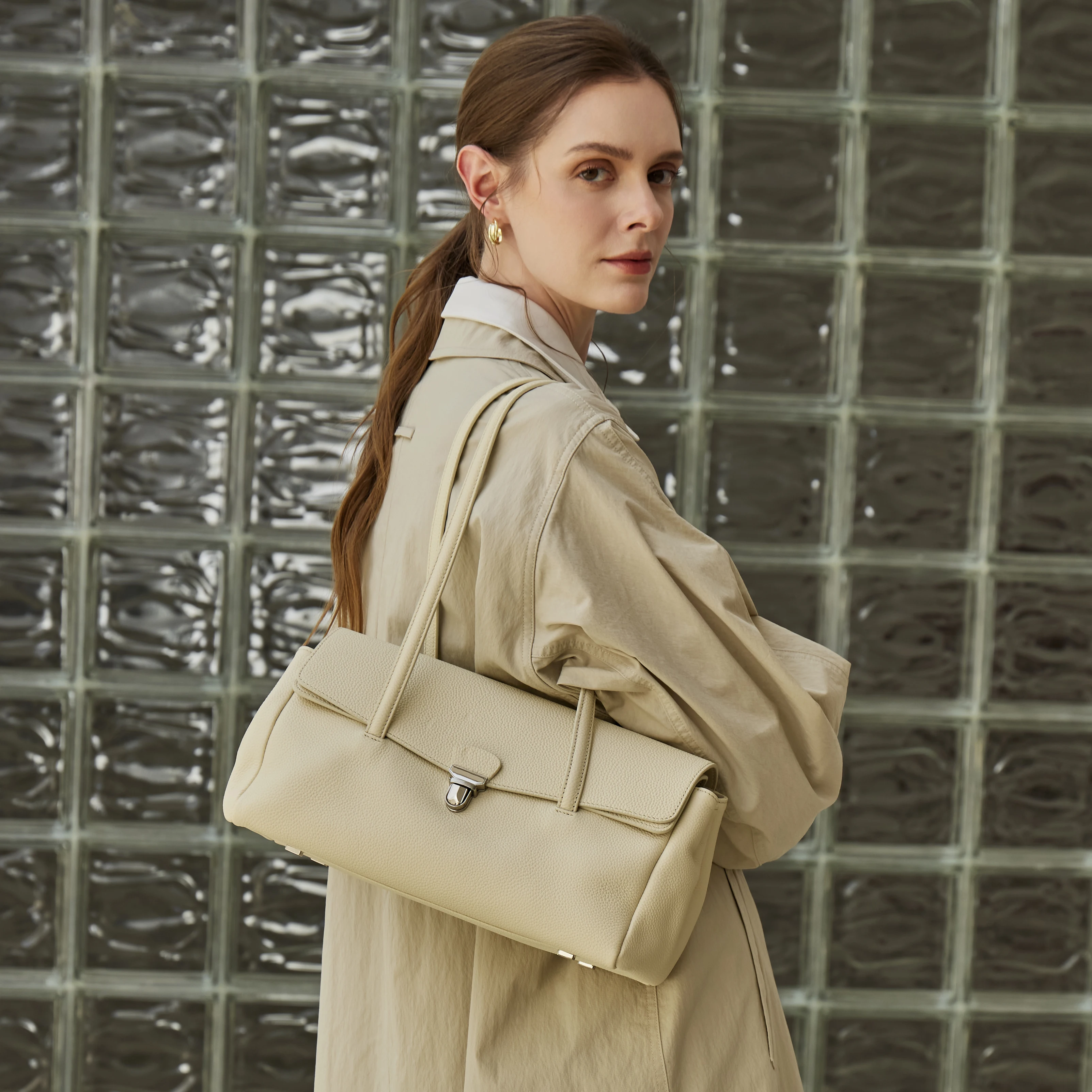 2026 Minimalist College Style Large Capacity Tote Bag Women's Shoulder Bag Commuter Bag with Flip Cover Genuine Leather
2026 Minimalist College Style Large Capacity Tote Bag Women's Shoulder Bag Commuter Bag with Flip Cover Genuine Leather