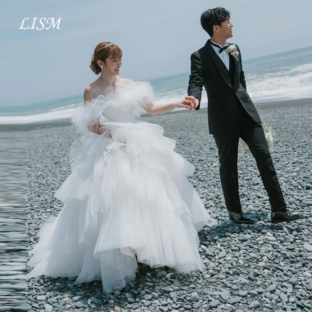 LISM Off Shoulder A-Line Tiered Korea Wedding Dress Tulle Silk Elegant Long Bridal Gown Photo Shoot Customized Corsets 웨딩드레스
LISM Off Shoulder A-Line Tiered Korea Wedding Dress Tulle Silk Elegant Long Bridal Gown Photo Shoot Customized Corsets 웨딩드레스