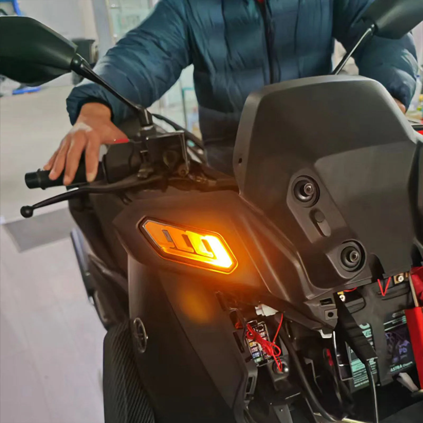 For Yamaha XMAX300 2023 2024 Modified Motorcycle Turn Signal Lights White Red Blue Assembly Daytime Running Water Lights
For Yamaha XMAX300 2023 2024 Modified Motorcycle Turn Signal Lights White Red Blue Assembly Daytime Running Water Lights