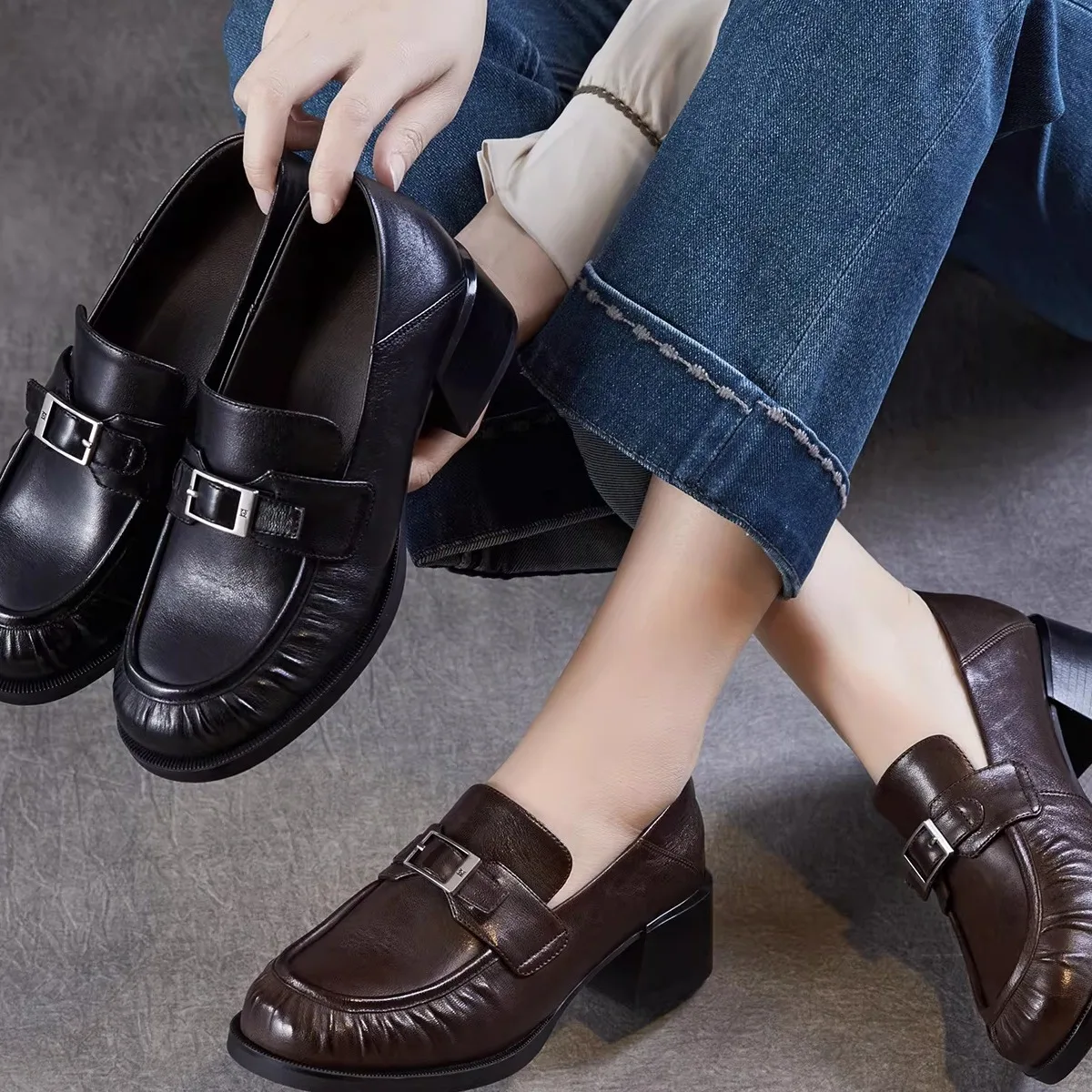 Genuine Leather Retro Style Women's Loafers Folded Small Leather Shoes Sheep Skin Medium Heel Single Shoes Fashionable round Toe
Genuine Leather Retro Style Women's Loafers Folded Small Leather Shoes Sheep Skin Medium Heel Single Shoes Fashionable round Toe