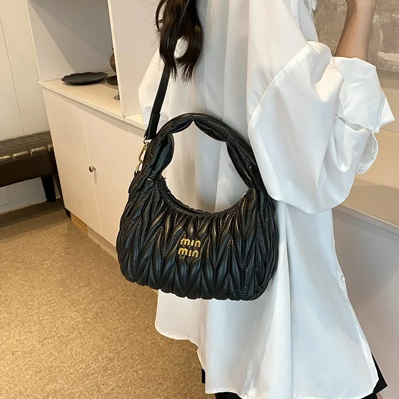 Versatile Traveler Shoulder Bag Women Multifunctional Handbag Adaptable For Different Destinations And Climates
Versatile Traveler Shoulder Bag Women Multifunctional Handbag Adaptable For Different Destinations And Climates