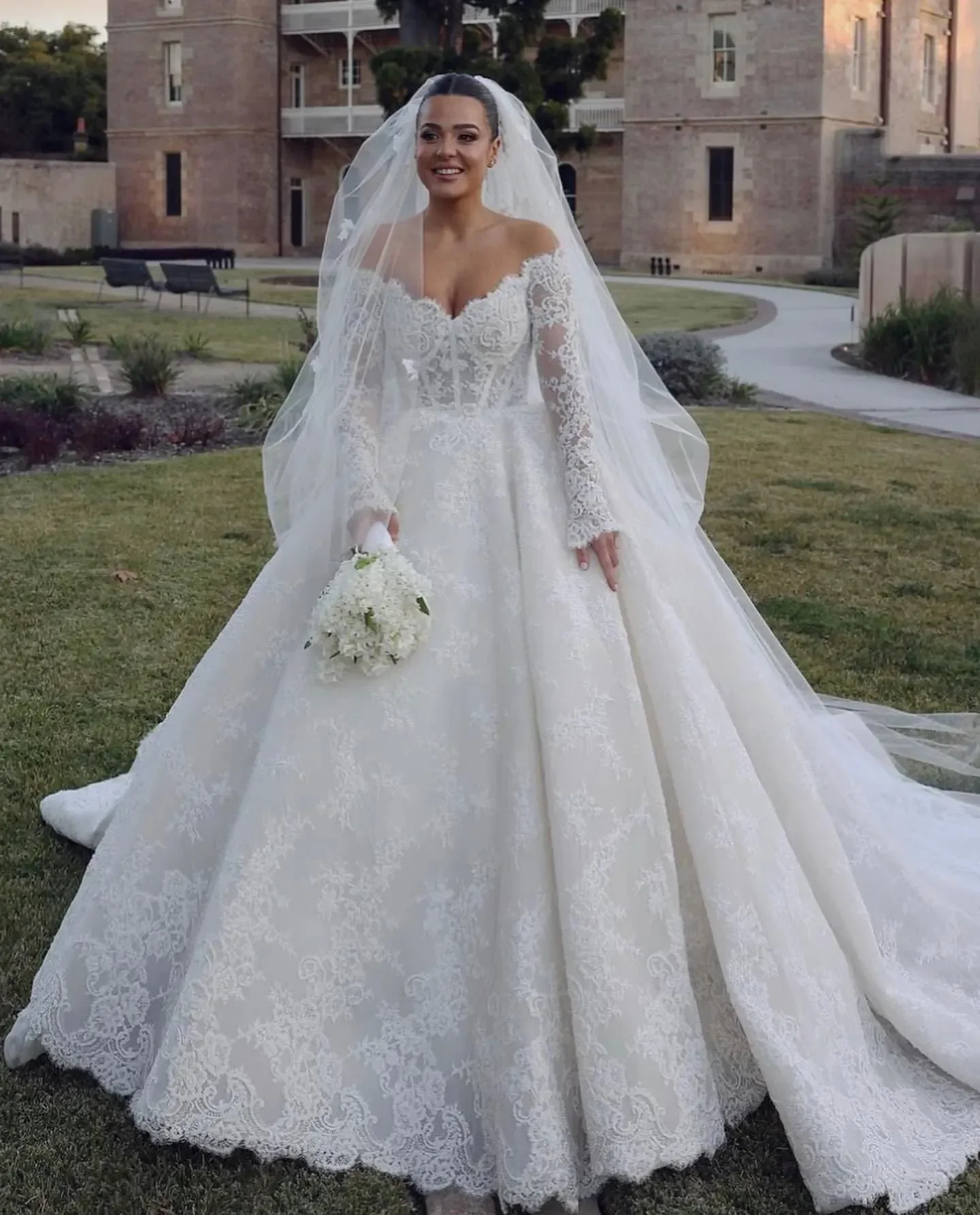 Vintage Princess Wedding Dresses Long Sleeves Luxury Bridal Gowns Off The Shoulder Corset Palace Vestido De Novia Customized
Vintage Princess Wedding Dresses Long Sleeves Luxury Bridal Gowns Off The Shoulder Corset Palace Vestido De Novia Customized