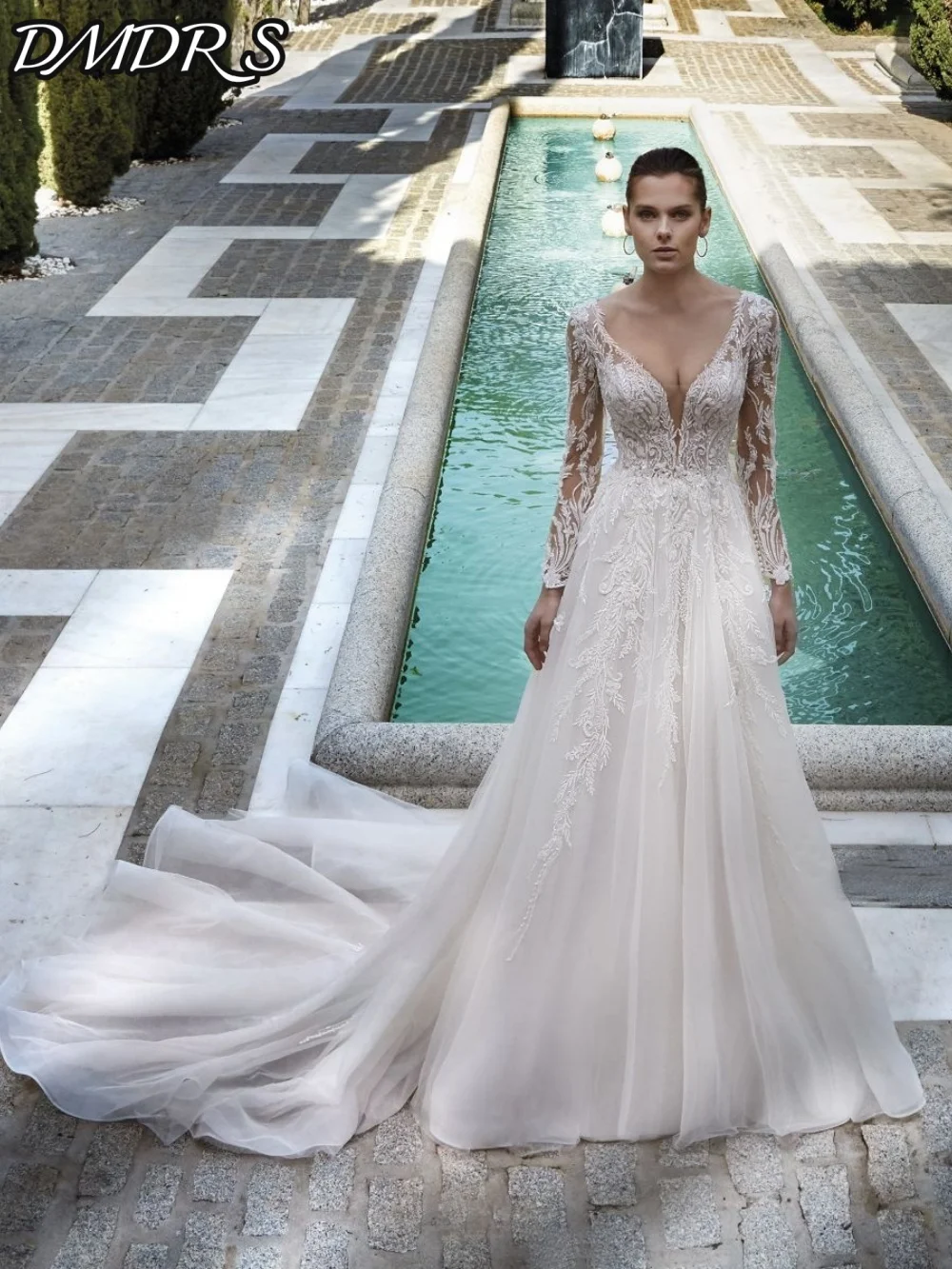 Romantic Deep V-Neck Wedding Dresses Charming Tulle Bridal Gowns Graceful A-Line Floor-Length Wedding Gowns Vestidos De Novia
Romantic Deep V-Neck Wedding Dresses Charming Tulle Bridal Gowns Graceful A-Line Floor-Length Wedding Gowns Vestidos De Novia