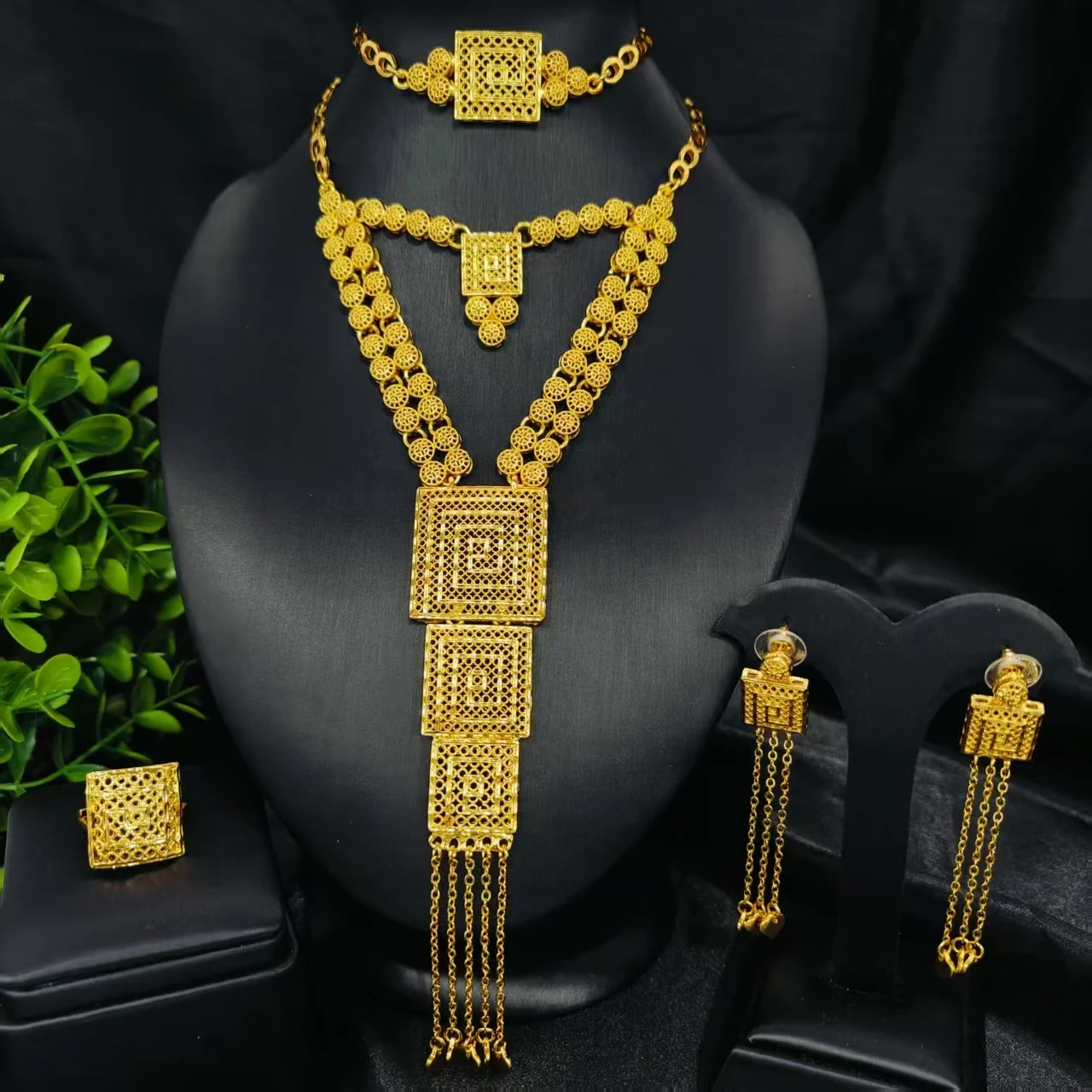 Fashion Gold Color Drop Earrings Necklace Set for Women Dubai African Luxury Bead Hollow Design Wedding Party Jewelry Gift
Fashion Gold Color Drop Earrings Necklace Set for Women Dubai African Luxury Bead Hollow Design Wedding Party Jewelry Gift