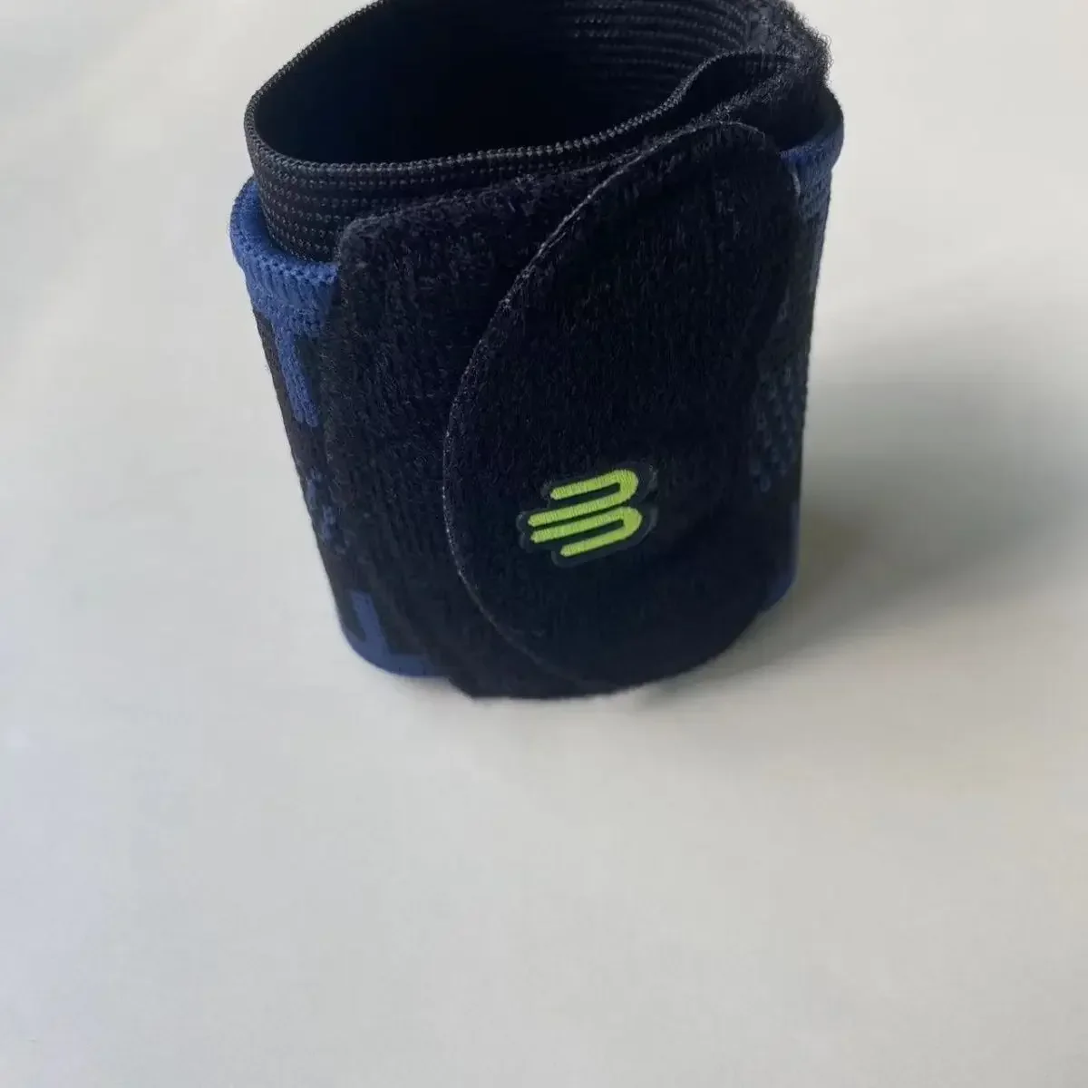 BAUERFEIND Wrist Guard Anti-Sprain Badminton Wrist Guard Tennis Volleyball Men's and Women's Same Elastic Wrist Sports Protector
BAUERFEIND Wrist Guard Anti-Sprain Badminton Wrist Guard Tennis Volleyball Men's and Women's Same Elastic Wrist Sports Protector