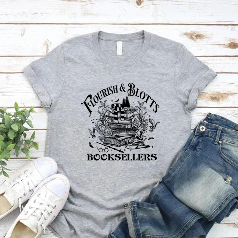 Футболка Flourish Blotts, винтажная футболка с изображением книжного магазина и волшебниками, унисекс, с коротким рукавом, повседневная, с графическим принтом
Футболка Flourish Blotts, винтажная футболка с изображением книжного магазина и волшебниками, унисекс, с коротким рукавом, повседневная, с графическим принтом