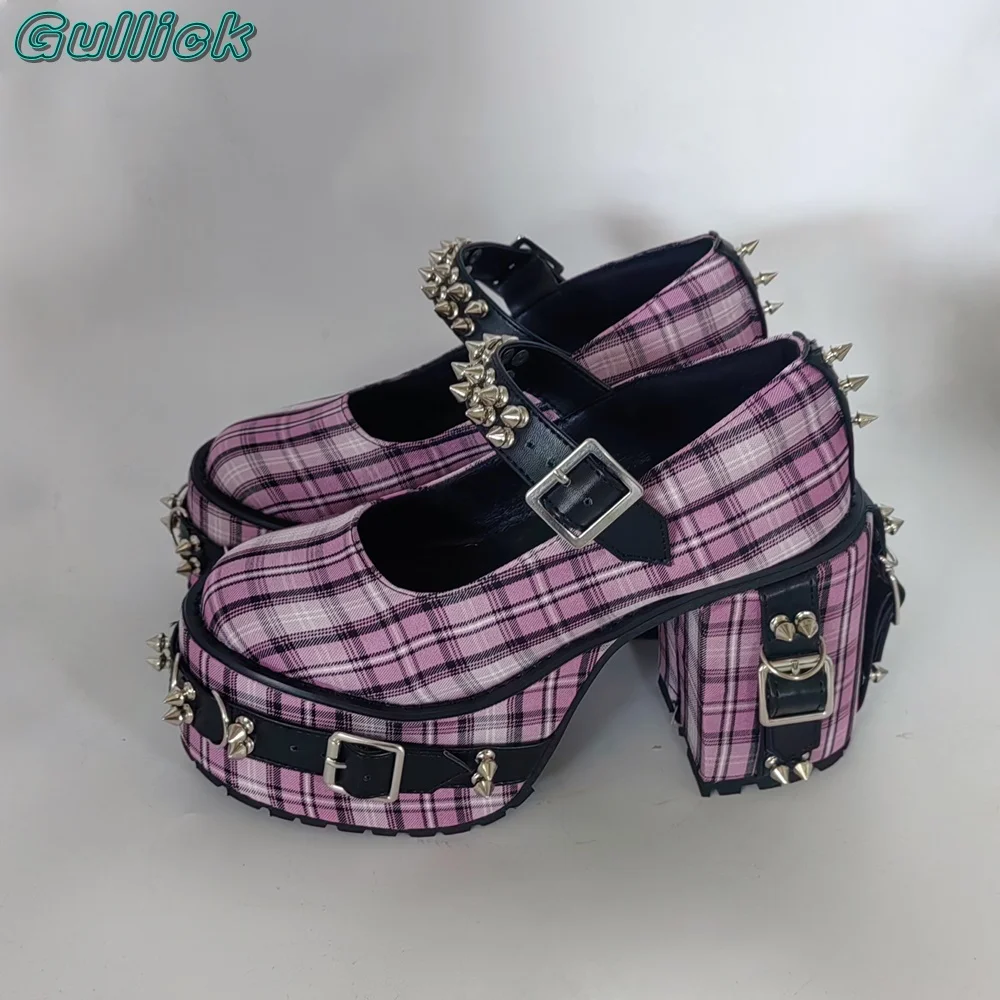 Женский ремень в мелкую клетку с круглым носком и металлическими заклепками 
Женский ремень в мелкую клетку с круглым носком и металлическими заклепками