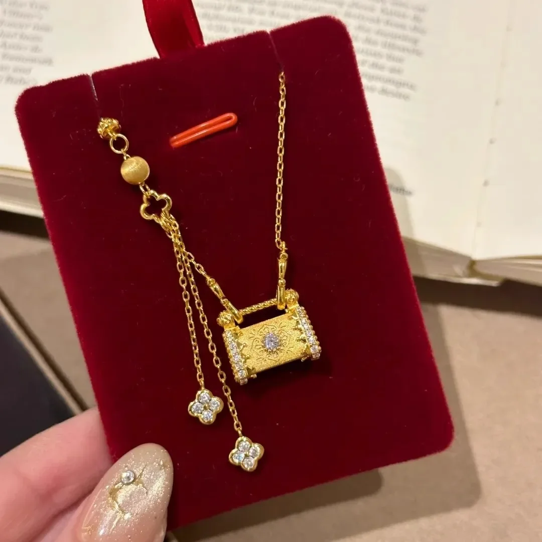 Medieval golden tassel lock bag flash diamond necklace retro exquisite fashion clavicle chain for women
Medieval golden tassel lock bag flash diamond necklace retro exquisite fashion clavicle chain for women