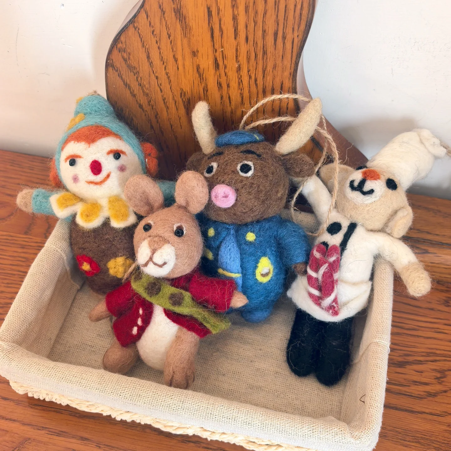 Handmade Wool Felt Cartoon Clown Bull Chief Animal Bag Charm Cute Keychain Fashionable Bag Accessory Essential Basic Style
Handmade Wool Felt Cartoon Clown Bull Chief Animal Bag Charm Cute Keychain Fashionable Bag Accessory Essential Basic Style