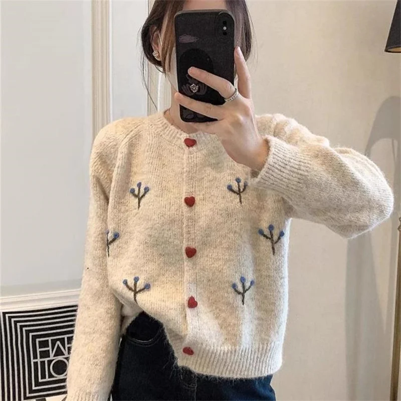 Женский вязаный кардиган средней длины, осенний, в рубчик, жаккардовый, мягкий, в полоску в стиле варсити, приталенный, утолщенный, на пуговицах, с регулируемым поясом, со спущенным плечом, облегающий
Женский вязаный кардиган средней длины, осенний, в рубчик, жаккардовый, мягкий, в полоску в стиле варсити, приталенный, утолщенный, на пуговицах, с регулируемым поясом, со спущенным плечом, облегающий