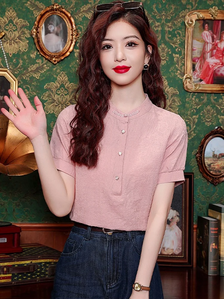 Новая летняя женская рубашка из чистого хлопка с воротником-стойкой на пуговицах, свободного кроя, с коротким рукавом, в корейском стиле, модная, стройнящая.
Новая летняя женская рубашка из чистого хлопка с воротником-стойкой на пуговицах, свободного кроя, с коротким рукавом, в корейском стиле, модная, стройнящая.