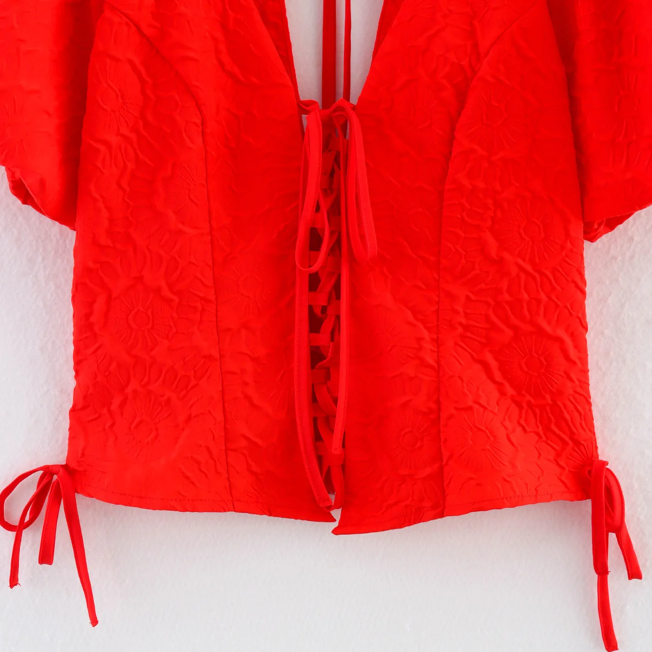 Kimotimo Red Texture Puff Sleeve Shirt Women 2025 Summer Simple V Neck Bandage Slim Fit Crop Top Retro Fashion Versatile Blouse
Kimotimo Red Texture Puff Sleeve Shirt Women 2025 Summer Simple V Neck Bandage Slim Fit Crop Top Retro Fashion Versatile Blouse