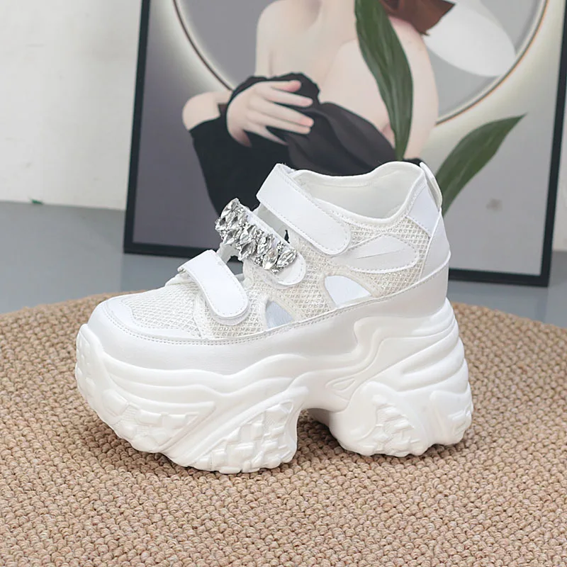 Женские кроссовки из сетки на платформе со скрытым увеличением роста на 10 см, весна-лето 2026, с вырезами и стразами, повседневные, в стиле «папины туфли»
Женские кроссовки из сетки на платформе со скрытым увеличением роста на 10 см, весна-лето 2026, с вырезами и стразами, повседневные, в стиле «папины туфли»