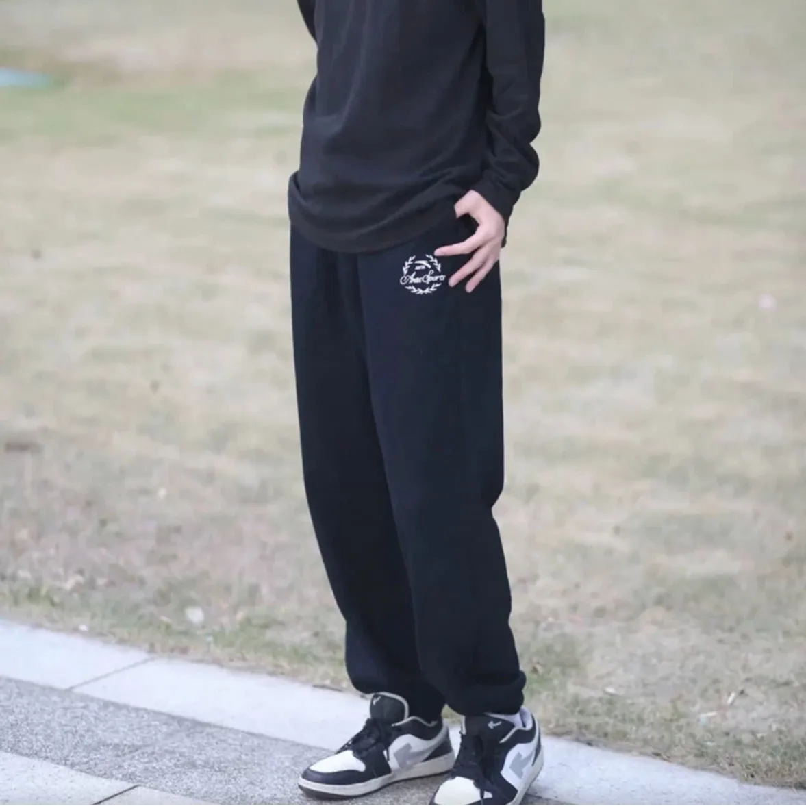 Мужские спортивные брюки свободного кроя, повседневные беговые штаны больших размеров, прямые спортивные брюки, простой дизайн, полиэстер
Мужские спортивные брюки свободного кроя, повседневные беговые штаны больших размеров, прямые спортивные брюки, простой дизайн, полиэстер