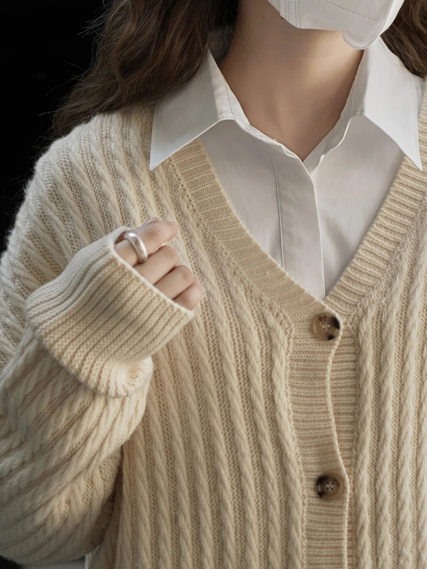 Новый зимний корейский винтажный вязаный кардиган с v-образным вырезом, свободное тонкое повседневное пальто с длинными рукавами для женщин
Новый зимний корейский винтажный вязаный кардиган с v-образным вырезом, свободное тонкое повседневное пальто с длинными рукавами для женщин