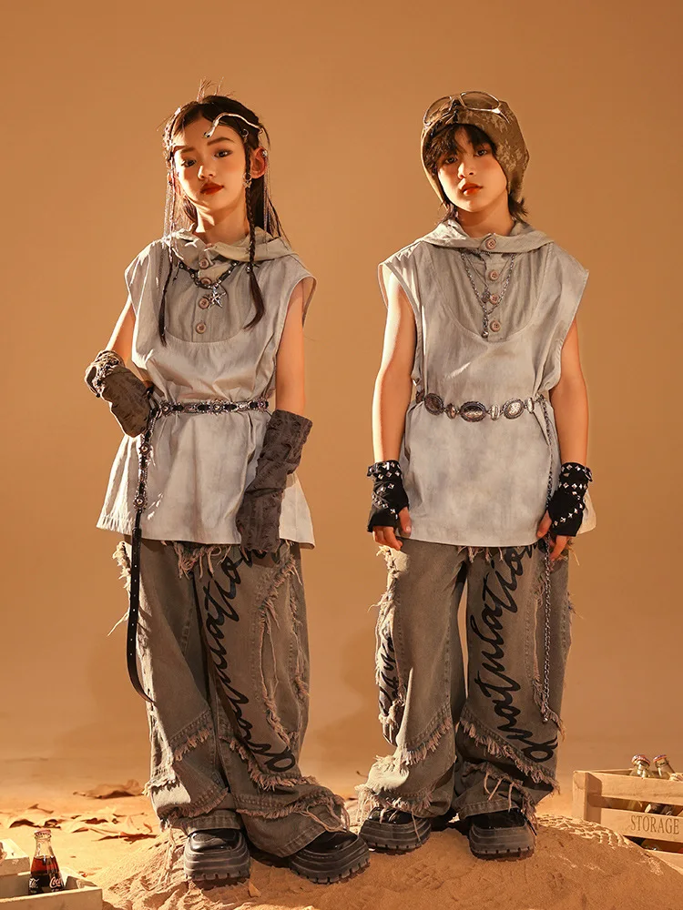 Детская одежда в стиле K-pop и хип-хоп: серый худи на пуговицах, джинсы с необработанным краем и широкими штанинами для девочек и мальчиков, костюмы для танцев
Детская одежда в стиле K-pop и хип-хоп: серый худи на пуговицах, джинсы с необработанным краем и широкими штанинами для девочек и мальчиков, костюмы для танцев