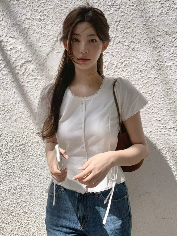 Женский топ с кружевной отделкой и поясом, короткий рукав, корейский стиль, приталенный крой, для повседневной носки, стандартная длина рукава, другой материал
Женский топ с кружевной отделкой и поясом, короткий рукав, корейский стиль, приталенный крой, для повседневной носки, стандартная длина рукава, другой материал