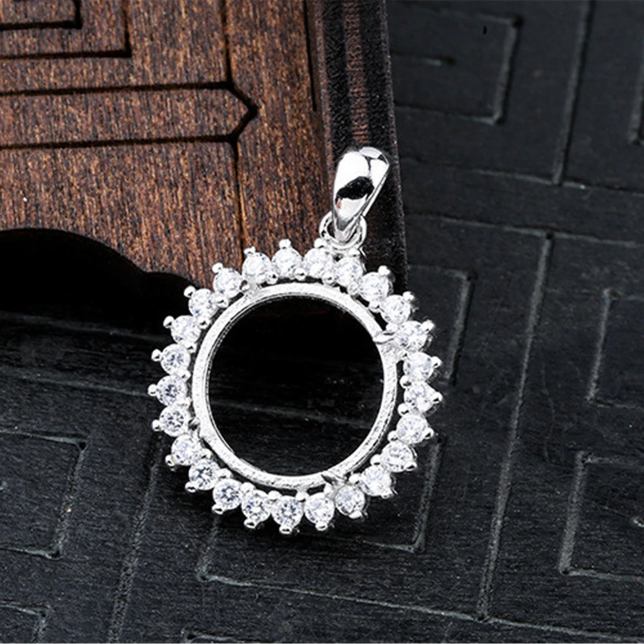 Pendant Blank (14x14mm Round Blank) White Gold Plated Sterling Silver Zircon Pendant Setting P308B
Pendant Blank (14x14mm Round Blank) White Gold Plated Sterling Silver Zircon Pendant Setting P308B