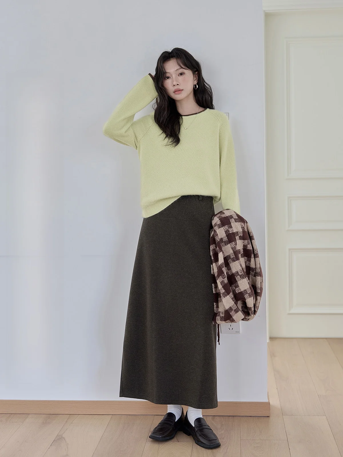 Темно-коричневая шерстяная юбка А-силуэта женская, с завышенной талией, облегающая, в стиле ретро, для офиса, корейская мода, зимняя новинка
Темно-коричневая шерстяная юбка А-силуэта женская, с завышенной талией, облегающая, в стиле ретро, для офиса, корейская мода, зимняя новинка