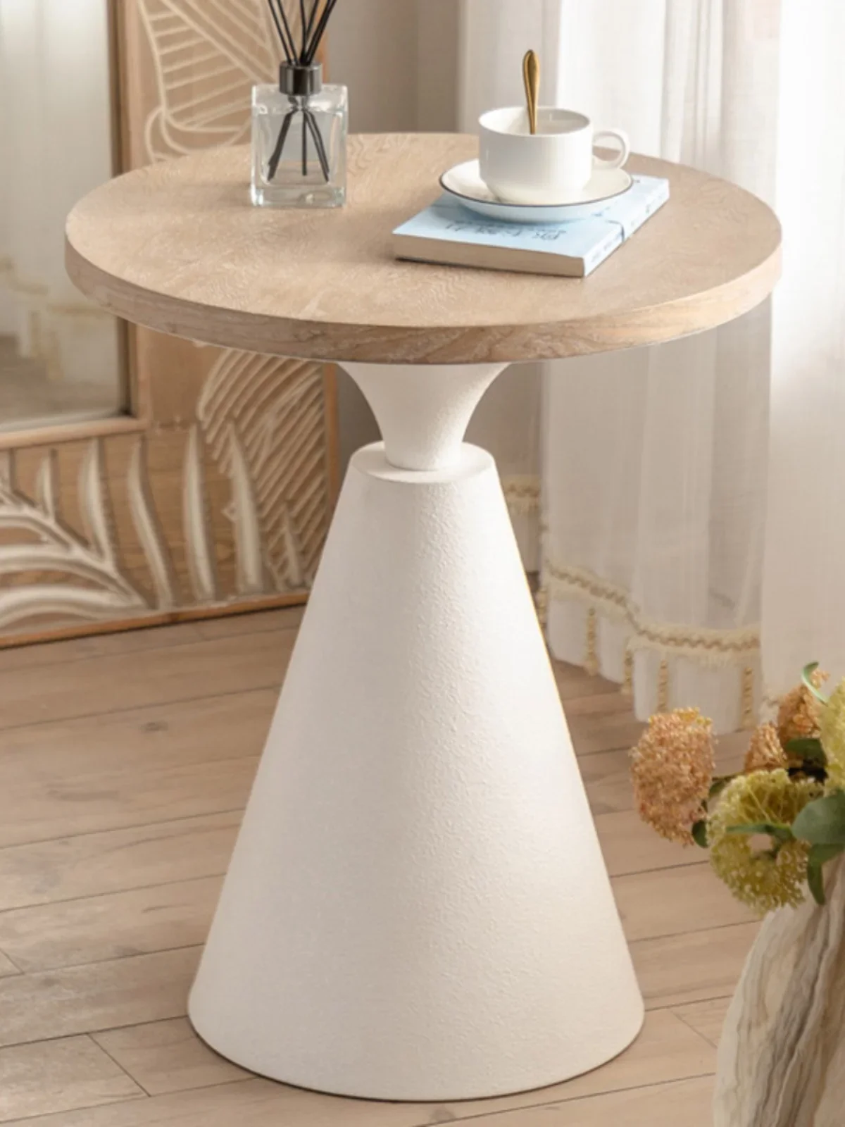 Modern simple wrought iron small round table B & B living room sofa corner coffee table American balcony casual coffee table
Modern simple wrought iron small round table B & B living room sofa corner coffee table American balcony casual coffee table