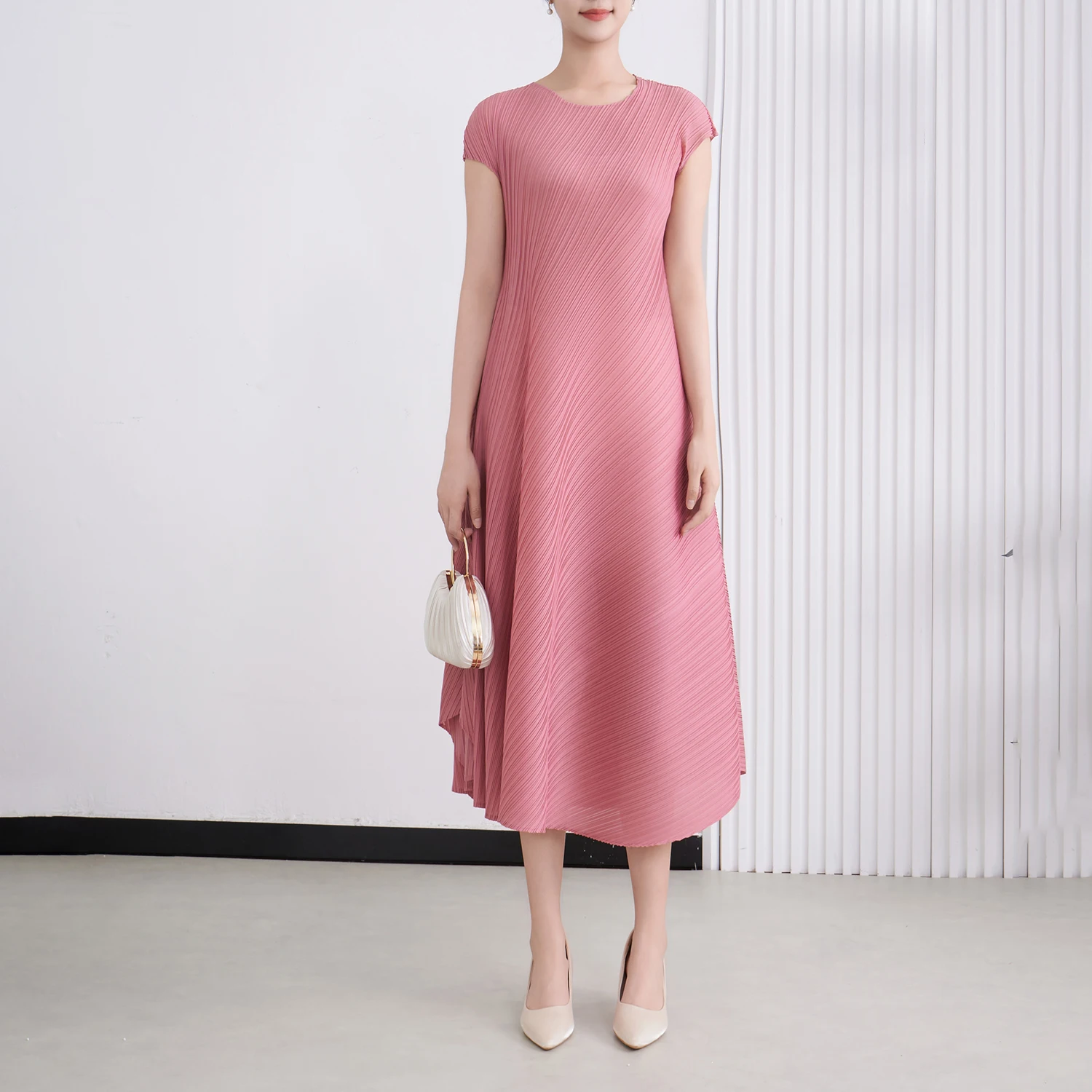 Miyake Pleated Dress 2025 Summer New Short-Sleeved A-Line Dress Ladies Casual Swing Dress
Miyake Pleated Dress 2025 Summer New Short-Sleeved A-Line Dress Ladies Casual Swing Dress