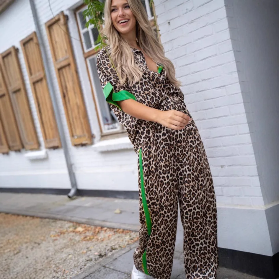 Цветной комплект с широкими брюками с леопардовым принтом, женский модный летний наряд, длинные брюки Sve, студенческая дизайнерская рабочая одежда
Цветной комплект с широкими брюками с леопардовым принтом, женский модный летний наряд, длинные брюки Sve, студенческая дизайнерская рабочая одежда