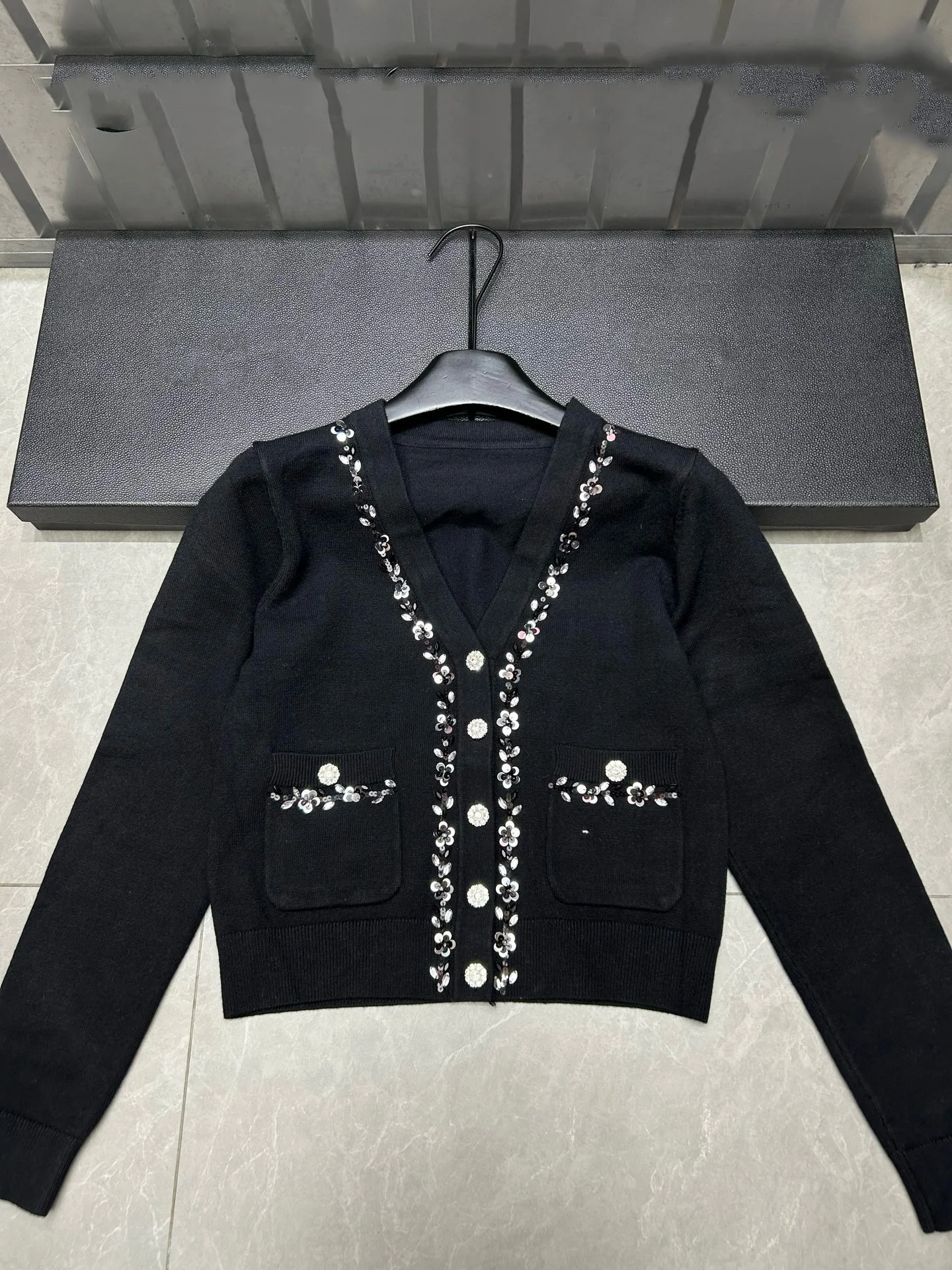 2025 Autumn Winter New Women's Black V Neck High Quality Beading Cardigans Female Fashion Knitted Cashmere Sweater Coat N993
2025 Autumn Winter New Women's Black V Neck High Quality Beading Cardigans Female Fashion Knitted Cashmere Sweater Coat N993