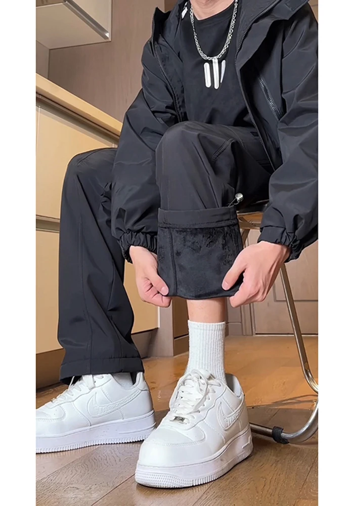 Мужские зимние брюки-карго с флисовой подкладкой для работы и катания на лыжах, устойчивые к морозу до -20°C, с защитой от проколов, в американском функциональном стиле.
Мужские зимние брюки-карго с флисовой подкладкой для работы и катания на лыжах, устойчивые к морозу до -20°C, с защитой от проколов, в американском функциональном стиле.