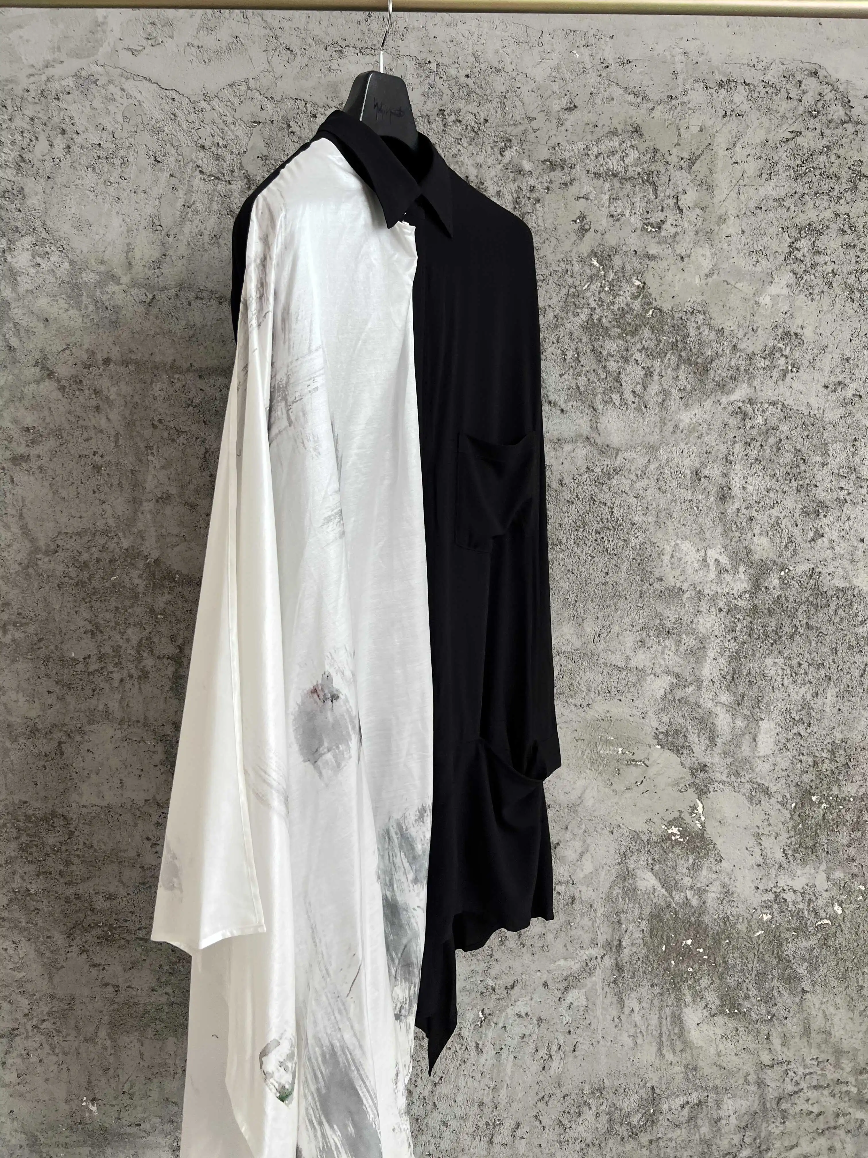 TOP-YAMAMOTO черно-белая двухцветная драпированная рубашка с запахом для мужчин и женщин, длинная рубашка в японском стиле
TOP-YAMAMOTO черно-белая двухцветная драпированная рубашка с запахом для мужчин и женщин, длинная рубашка в японском стиле