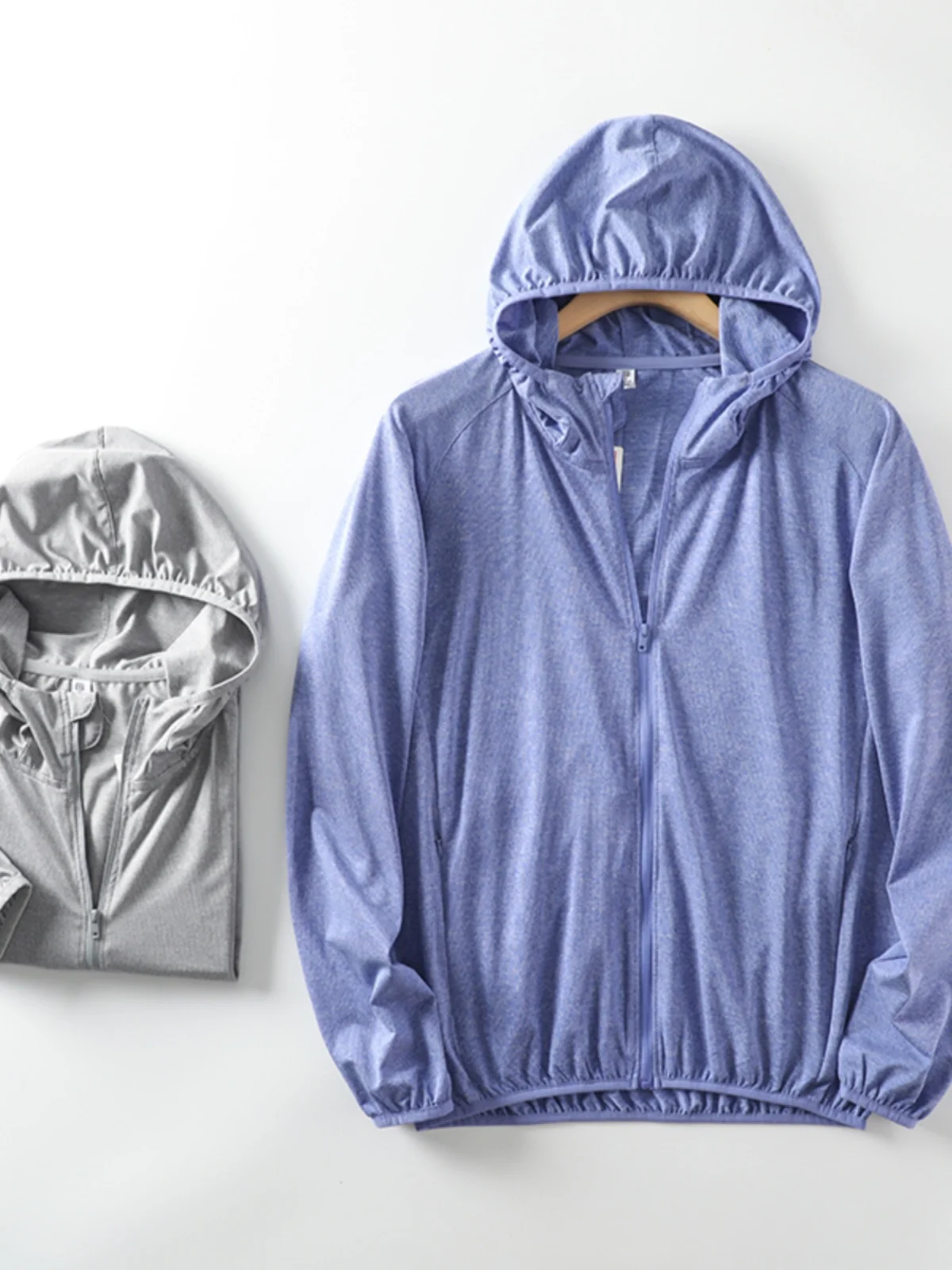 Легкая дышащая куртка с капюшоном из текстурированной ткани для защиты от солнца, летняя модная городская молодежная куртка с длинными рукавами для пар
Легкая дышащая куртка с капюшоном из текстурированной ткани для защиты от солнца, летняя модная городская молодежная куртка с длинными рукавами для пар