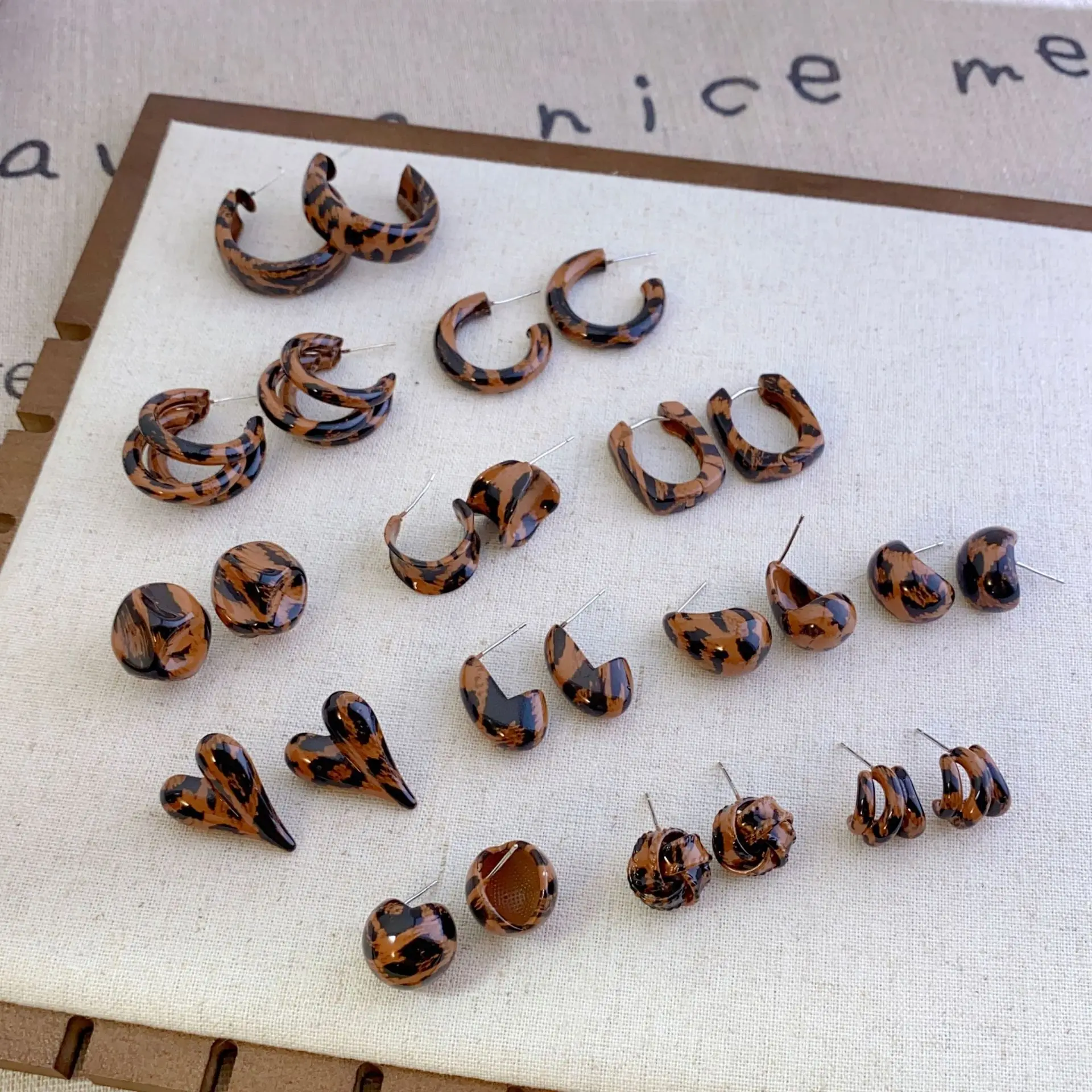 LByzHan Fashion Gold Plated Leopard Print Hoop Earrings Metal Copper Multicolored Zircon Earrings For Women Girls Party Jewelry
LByzHan Fashion Gold Plated Leopard Print Hoop Earrings Metal Copper Multicolored Zircon Earrings For Women Girls Party Jewelry