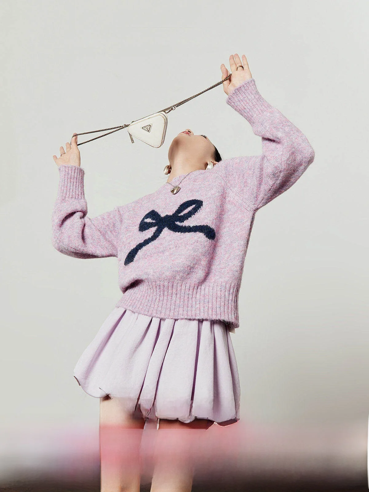 Свободный вязаный свитер с круглым вырезом для женщин, фиолетовый, с узлом, в стиле Lazy Sle, для повседневной носки, осень-зима, новинка
Свободный вязаный свитер с круглым вырезом для женщин, фиолетовый, с узлом, в стиле Lazy Sle, для повседневной носки, осень-зима, новинка