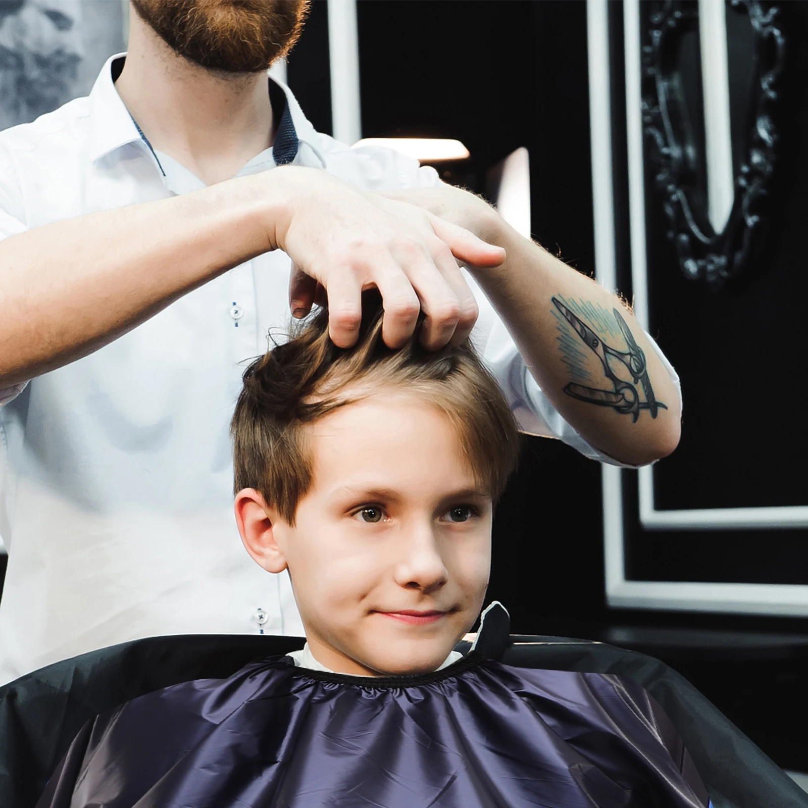 Водонепроницаемая парикмахерская накидка для салона, домашнего использования, прочный, легкий, моющийся, стилист, шарф для детей, взрослых, парикмахерская
Водонепроницаемая парикмахерская накидка для салона, домашнего использования, прочный, легкий, моющийся, стилист, шарф для детей, взрослых, парикмахерская