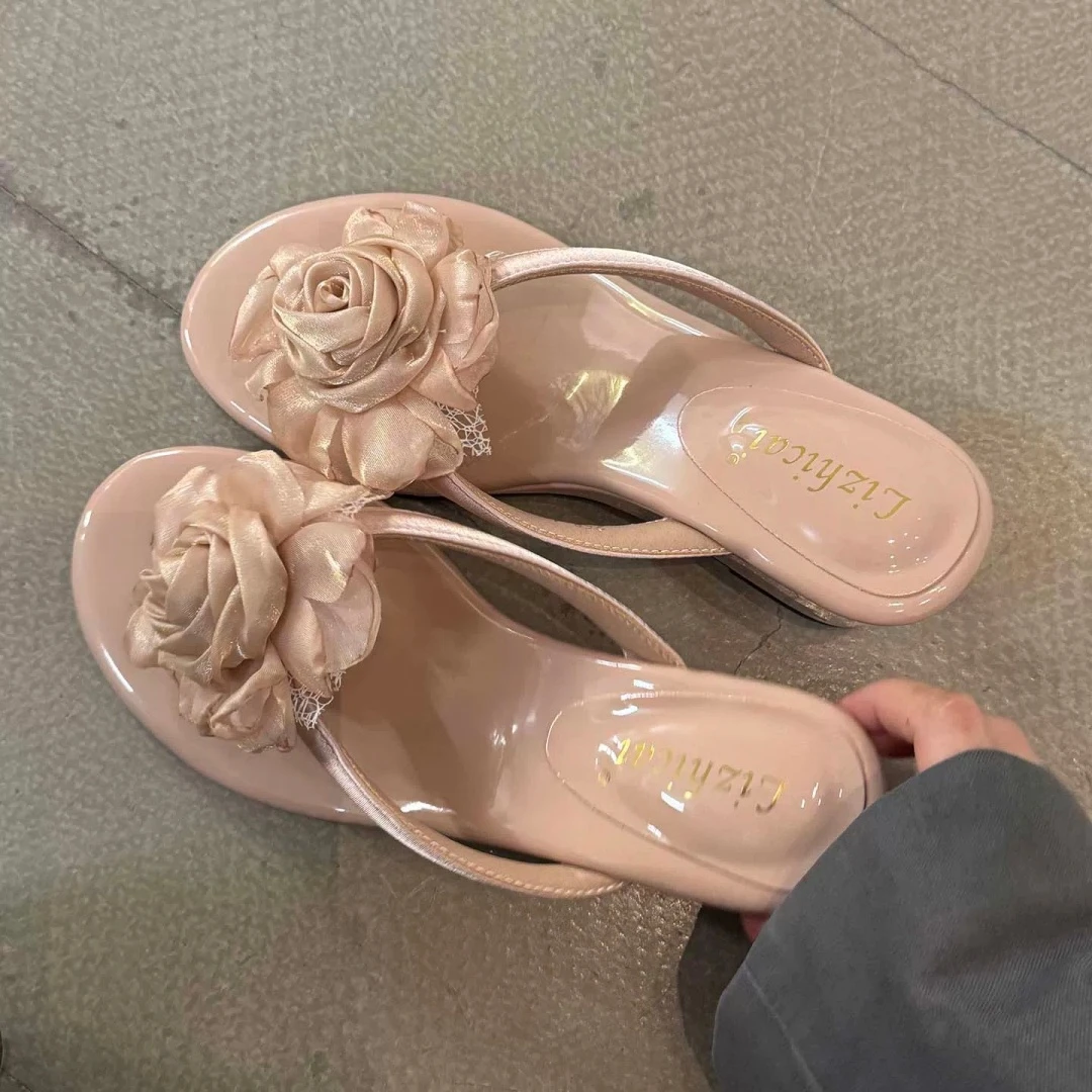 Beautiful Flower Pattern Skirt Wedge Toe-Post Sandals for Women 2026 New Summer Outdoor High-Heel Flip-Flops
Beautiful Flower Pattern Skirt Wedge Toe-Post Sandals for Women 2026 New Summer Outdoor High-Heel Flip-Flops