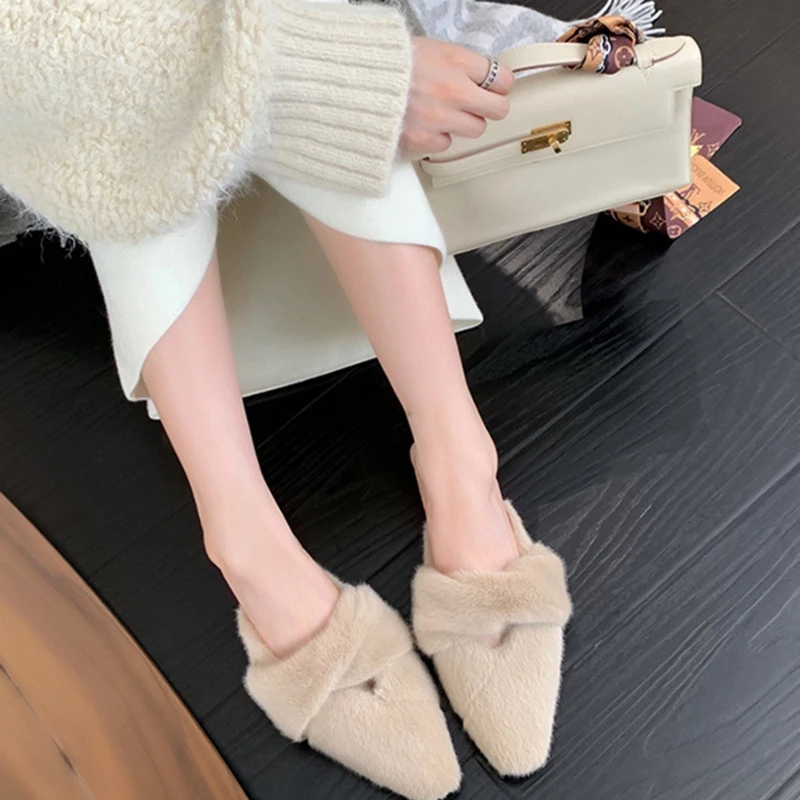 Winter beige soft plush casual slippers leisure out flat shoes Joker women's shoes.
Winter beige soft plush casual slippers leisure out flat shoes Joker women's shoes.