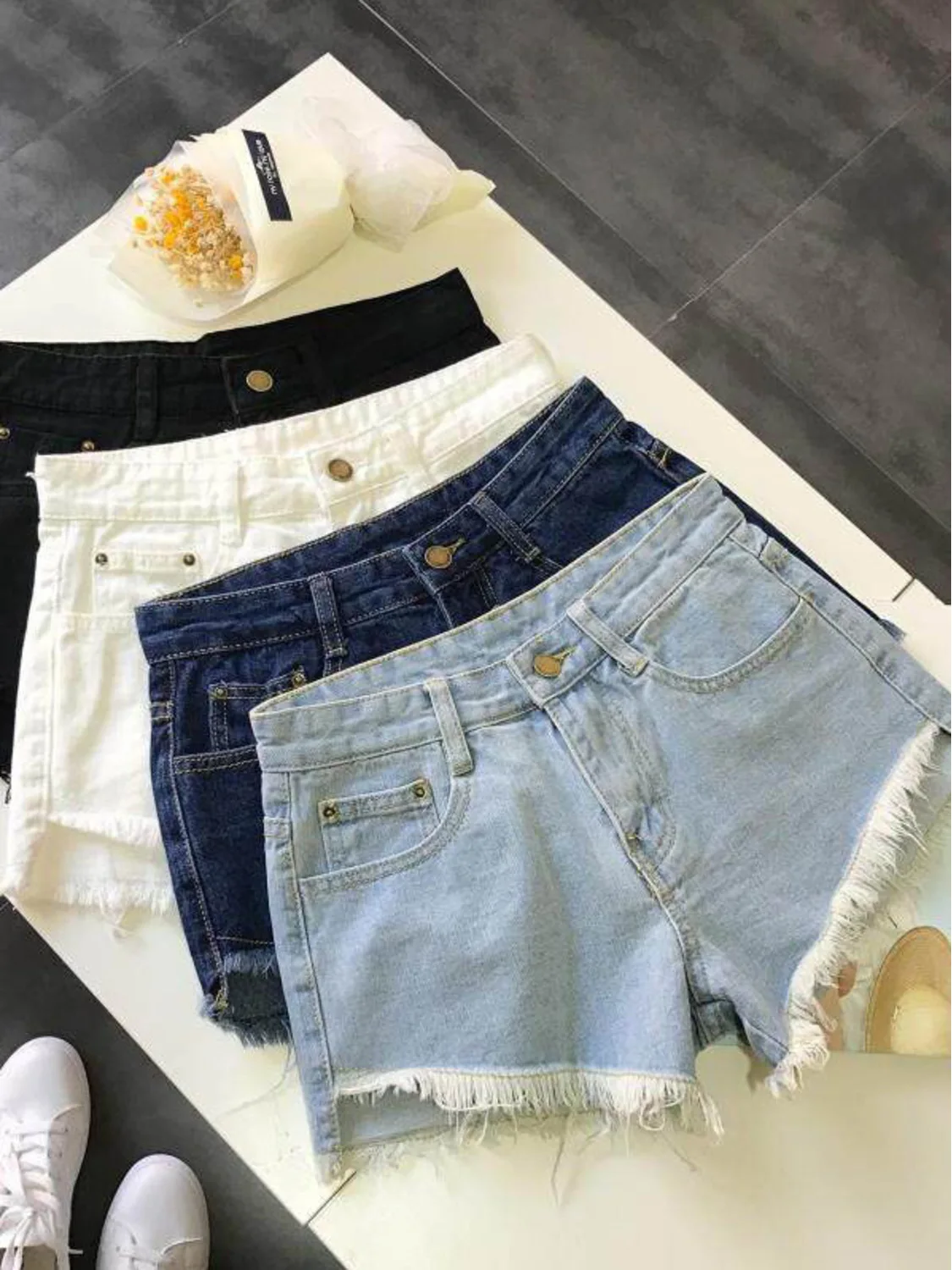 Women Raw Hem Denim Shorts High Waist Vintage Jean Shorts Available in 4 Colors Y2K Streetwear
Women Raw Hem Denim Shorts High Waist Vintage Jean Shorts Available in 4 Colors Y2K Streetwear