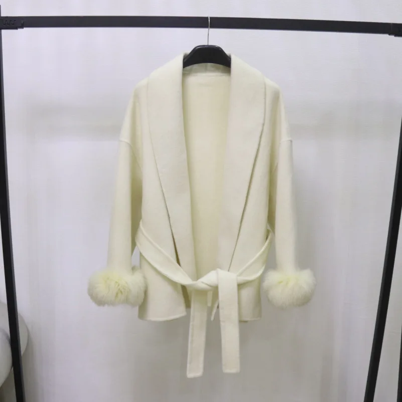 70% wool, 20% polyester fiber 10% Tencel European Elegant Wool Coat New Fox Fur Medium Long Woolen Suit Collar Jacket with Belt
70% wool, 20% polyester fiber 10% Tencel European Elegant Wool Coat New Fox Fur Medium Long Woolen Suit Collar Jacket with Belt
