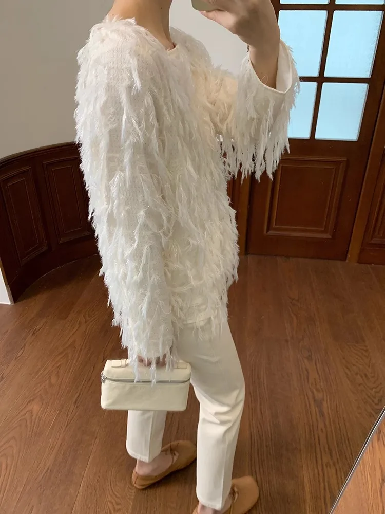 Elegant White Knitted Top with Heavy Embellished Feather Tassels Original Design Loose Fit Long Sleeve Square Collar Pullover
Elegant White Knitted Top with Heavy Embellished Feather Tassels Original Design Loose Fit Long Sleeve Square Collar Pullover