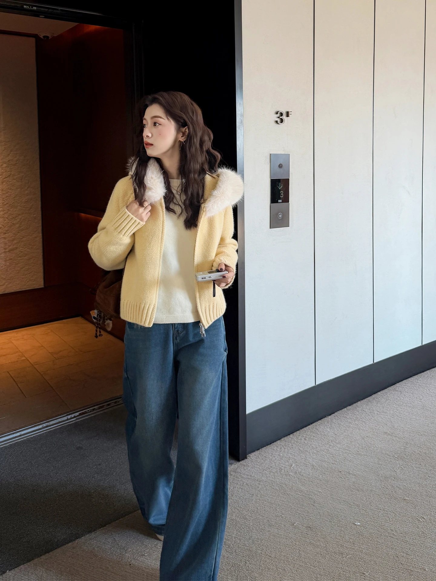 Теплый женский кардиган с капюшоном, вязаный, с двойной молнией и воротником из искусственного меха, удлиненный свитер для весны, осени и зимы
Теплый женский кардиган с капюшоном, вязаный, с двойной молнией и воротником из искусственного меха, удлиненный свитер для весны, осени и зимы