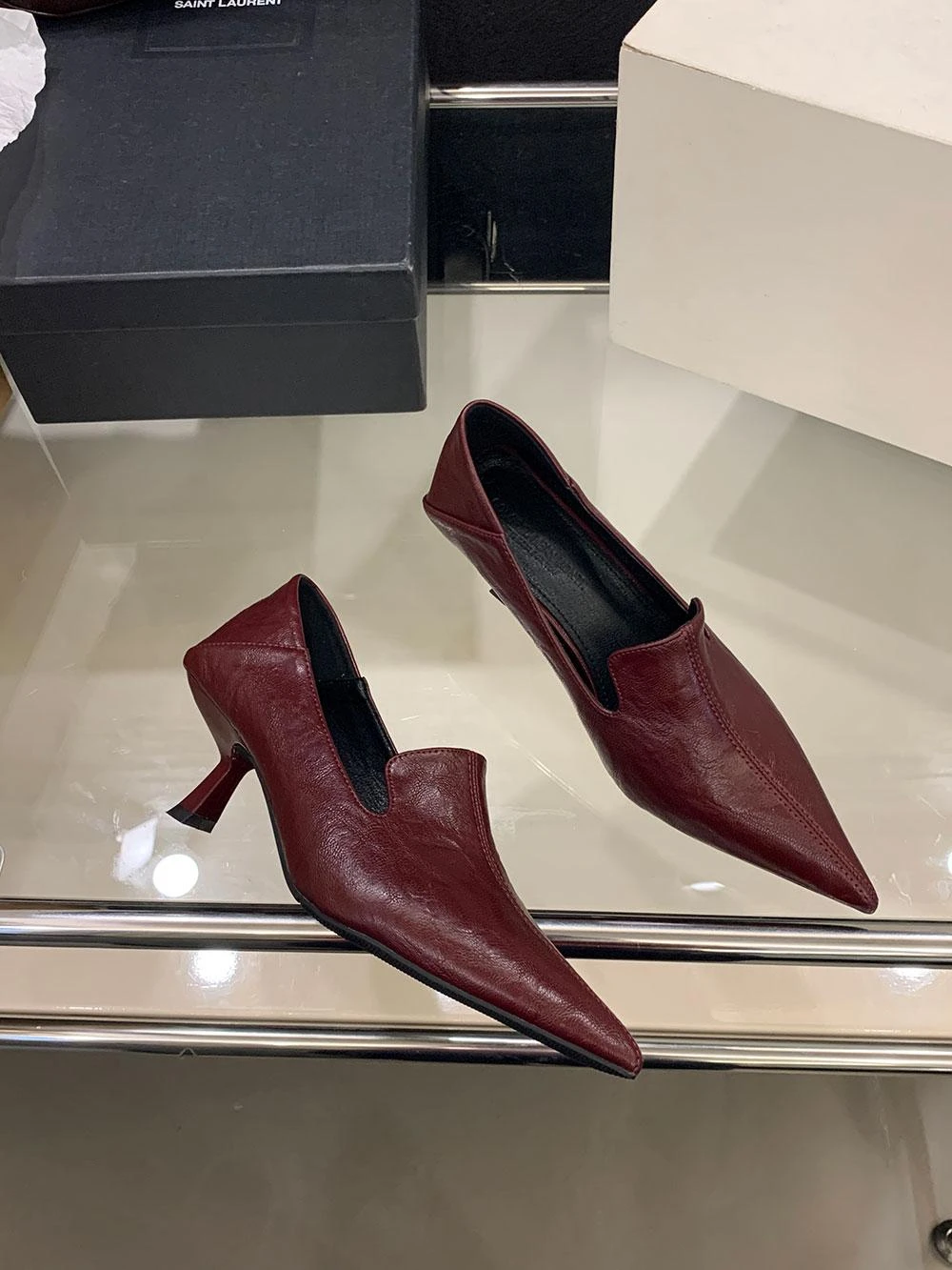 Женские туфли на высоком каблуке с острым носком во французском стиле, каблук-шпилька, новые элегантные универсальные рабочие туфли с глубоким вырезом
Женские туфли на высоком каблуке с острым носком во французском стиле, каблук-шпилька, новые элегантные универсальные рабочие туфли с глубоким вырезом